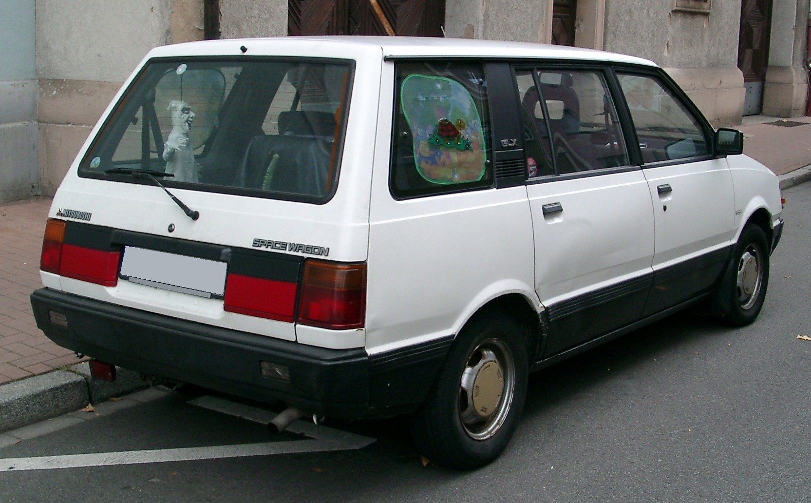 Mitsubishi Space Wagon: 8 фото