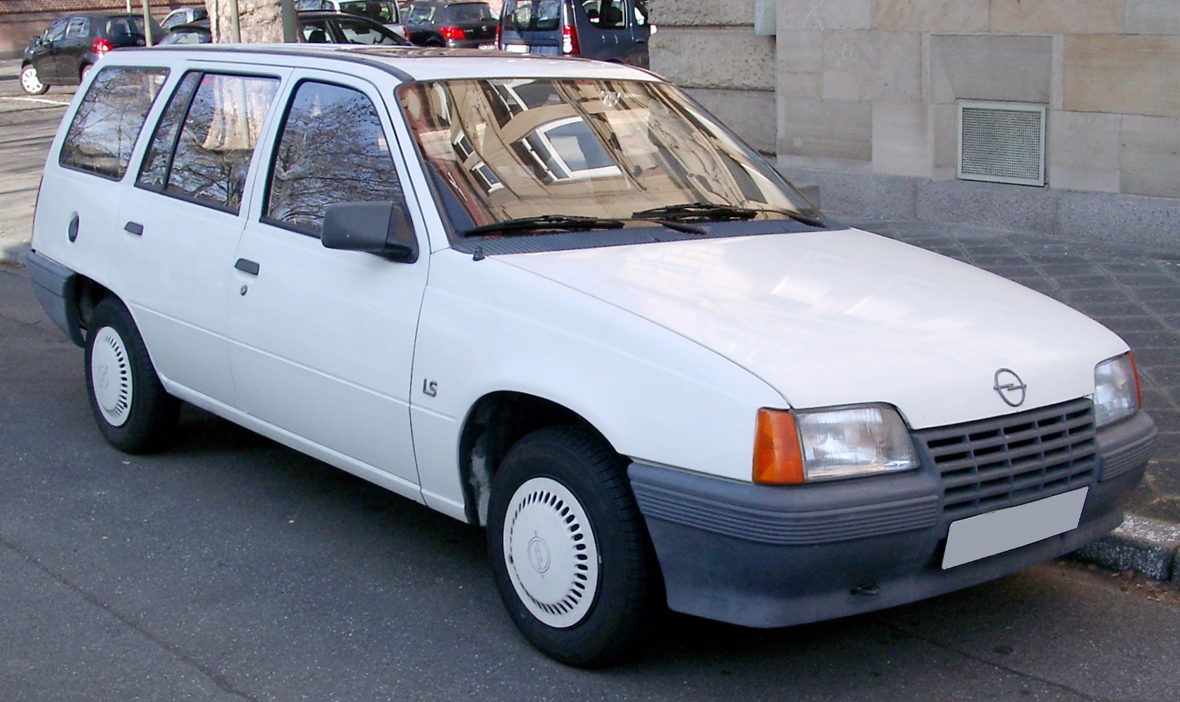 Opel Kadett Caravan: 9 фото