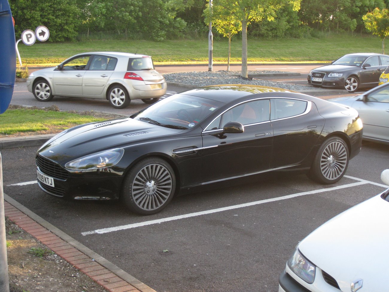 Aston Martin Rapide: 11 фото