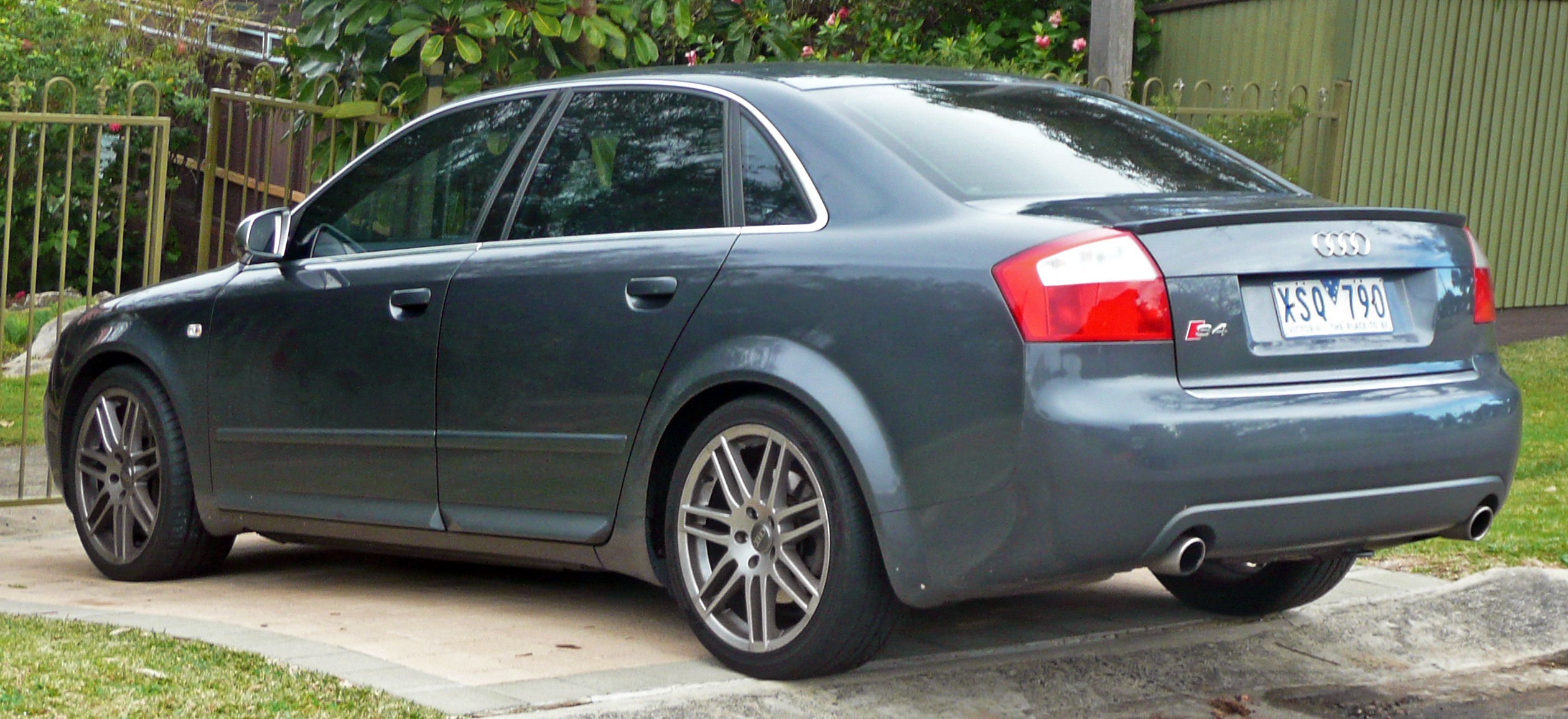 Audi S4 B6: 9 фото