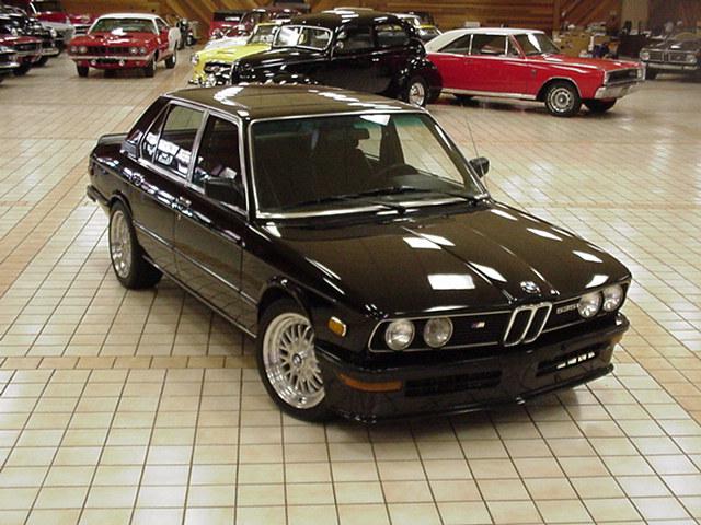 BMW 5-series E12: 2 фото