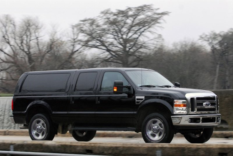 Ford Excursion: 01 фото