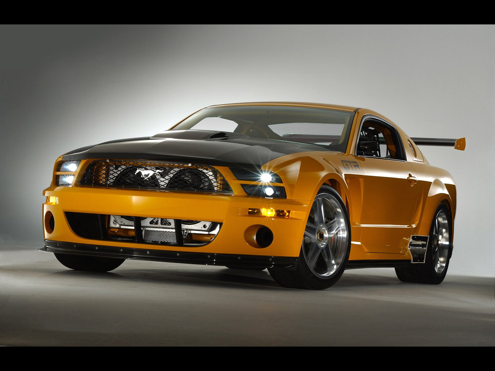 Ford Mustang: 3 фото