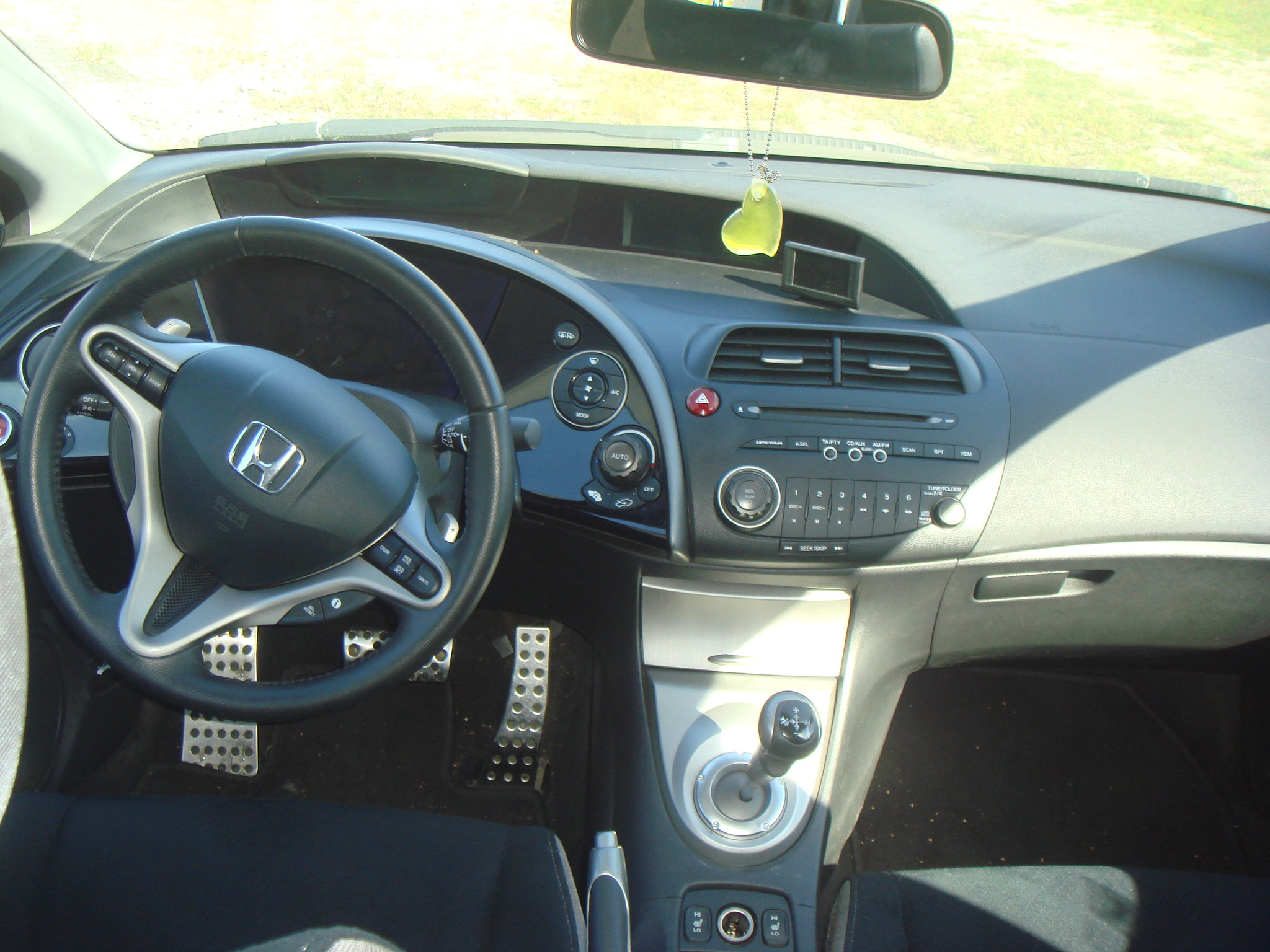 Honda Civic 4D VIII: 10 фото