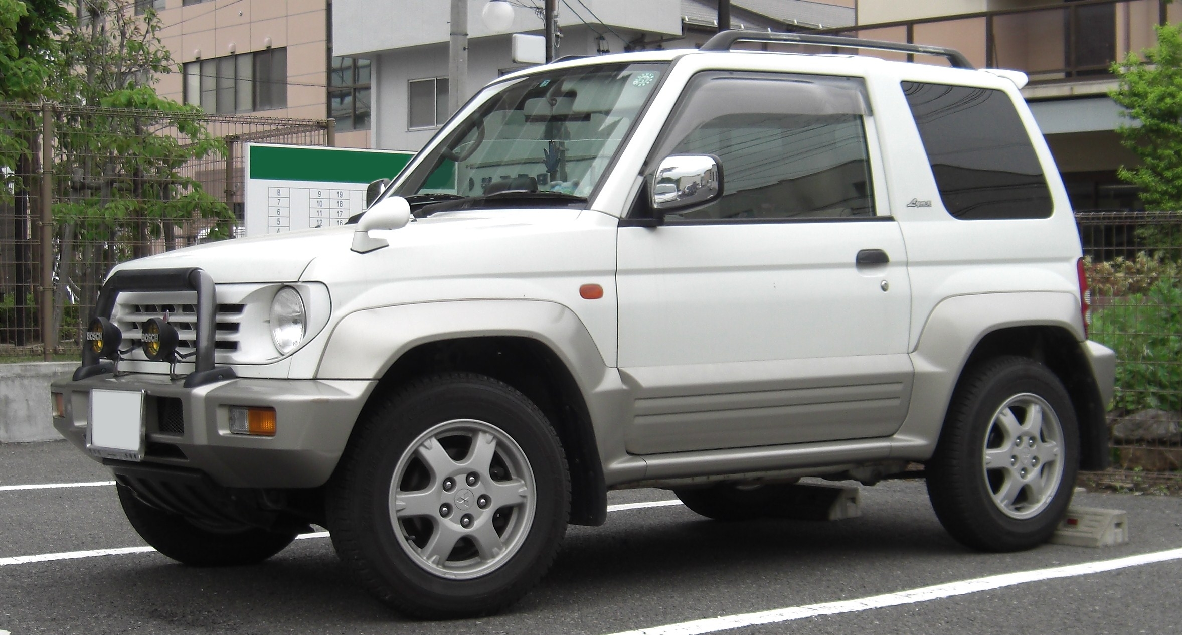 Mitsubishi Pajero Junior: 02 фото