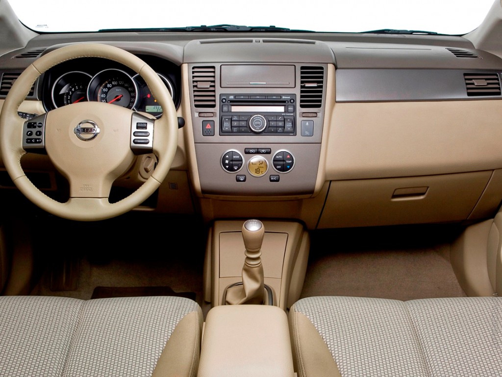 Nissan Tiida Hatchback: 4 фото