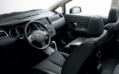 Nissan Tiida Hatchback: 8 фото