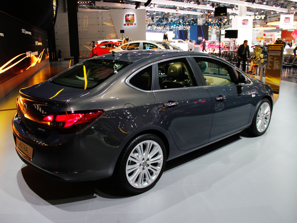 Opel Astra Sedan: 7 фото