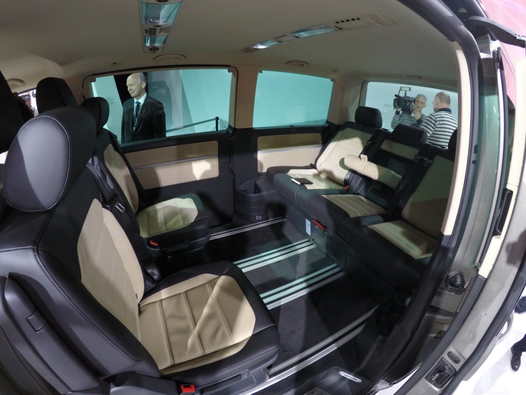 Volkswagen Multivan 2015: 2 фото